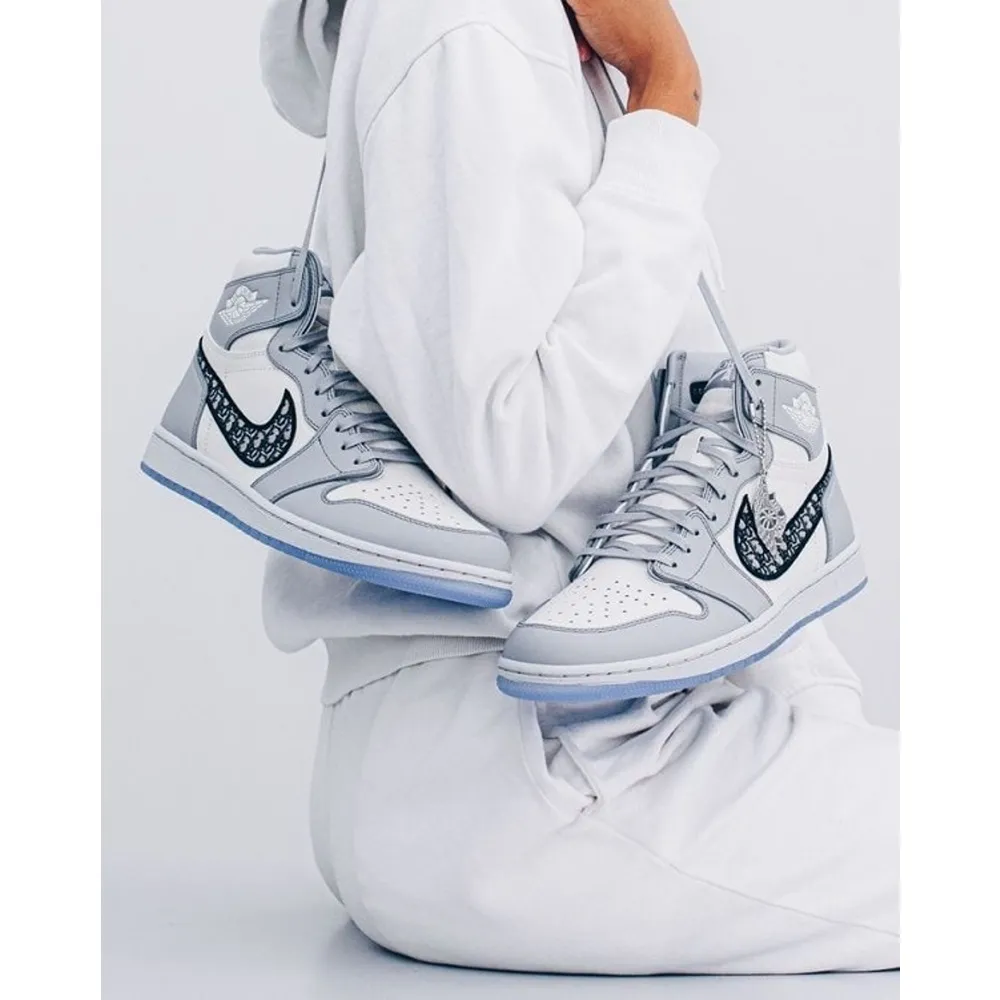 Stylish Nike Air Jordan Retro 1 High Dior Shoes For Women (SUP3625) - Image 3